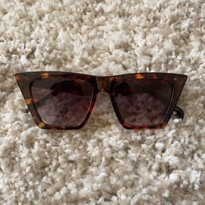 Stylish Tortoise Shell Sunglasses!